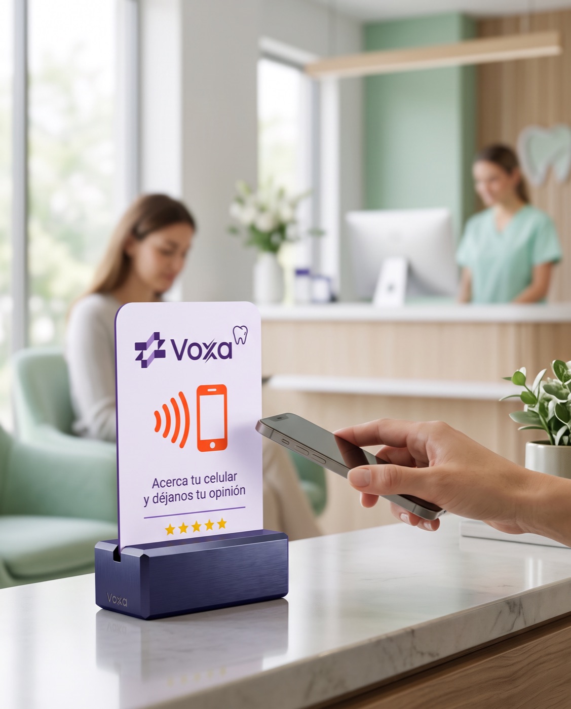 Tarjeta Voxa en la recepción de un centro odontológico